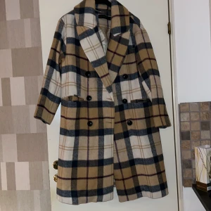 Rutig kappa - Kappa från Chiquelle. Aldrig använd!