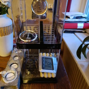 Butiks Humidor med tillbehör  - Större Humidor plats för ca 100 cigarrer Säljes pga uppdatering  Provar sälja den här