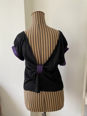 Fin topp från Japan - Fin remake topp från Japan. Djup rygg och fina lila detaljer. Rå/klippt nederkant.