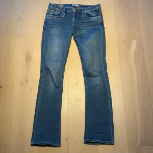 Trendiga LTB jeans (VALERIE) storlek 28/36! Färgen blue addicted💙 Nypris var 650 och säljer för 400kr💗Jeansen är sparsamt använda 