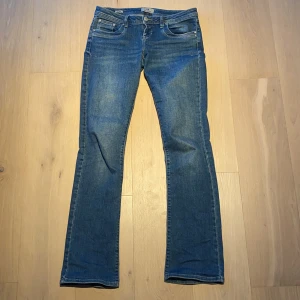LTB jeans - Trendiga LTB jeans (VALERIE) storlek 28/36! Färgen blue addicted💙 Nypris var 650 och säljer för 400kr💗Jeansen är sparsamt använda 