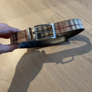 Äkta Burberry bälte 90cm - Burberry bälte i äkta skinn, knappt använt så perfekt skick. 90cm, finns flera hål. 