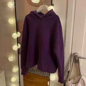 Lila Hoddie från Zara  - Storlek S Ursprungs pris 239 kr  Använd fåtal gånger och är i bra skick. Säljer då jag inte använder den. Köparen står för frakt! 