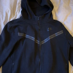 Nike tech  - Svart nike tech i storlek xl (junior men passar mig med strolek S). Tröjan är använd försiktig och den enda defekten som finns är att den är lite nopprig på ett litet ställe (kan skicka bild om någon vill se) men det är ingenting som märks. ❤️