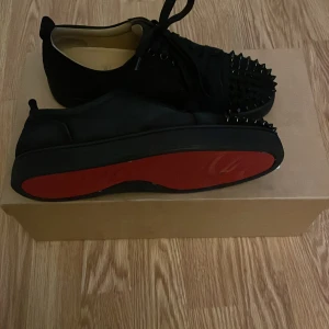 Christian Loubitins - Ett par skit snygga skor från Christian Loubitin i storlek 39,5 men passar mig som har 40 och skulle passa lite större också! Skorna är i väldigt bra skick! Skriv om ni vill ha fler bilder. Nypris: 9200 Självklart äkta  Kan gå ner i pris vid snabb affär