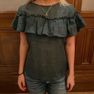 Grön volangtopp - Denna topp kommer att släppas på söndag 26/2 🥰 För att hålla dig uppdaterad följ oss på instagram: utvaltuf ❤️All försäljning sker på vår hemsida som ni hittar på instagram!