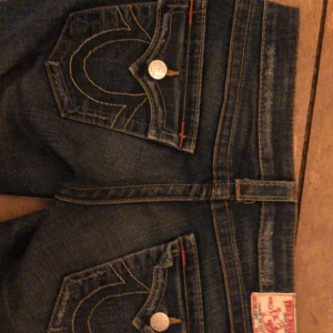 True religon jenas - Fina lågmidjade bootcut trueys som knappt är användna. Det är storlek 27 Priset kan diskuteras såklart