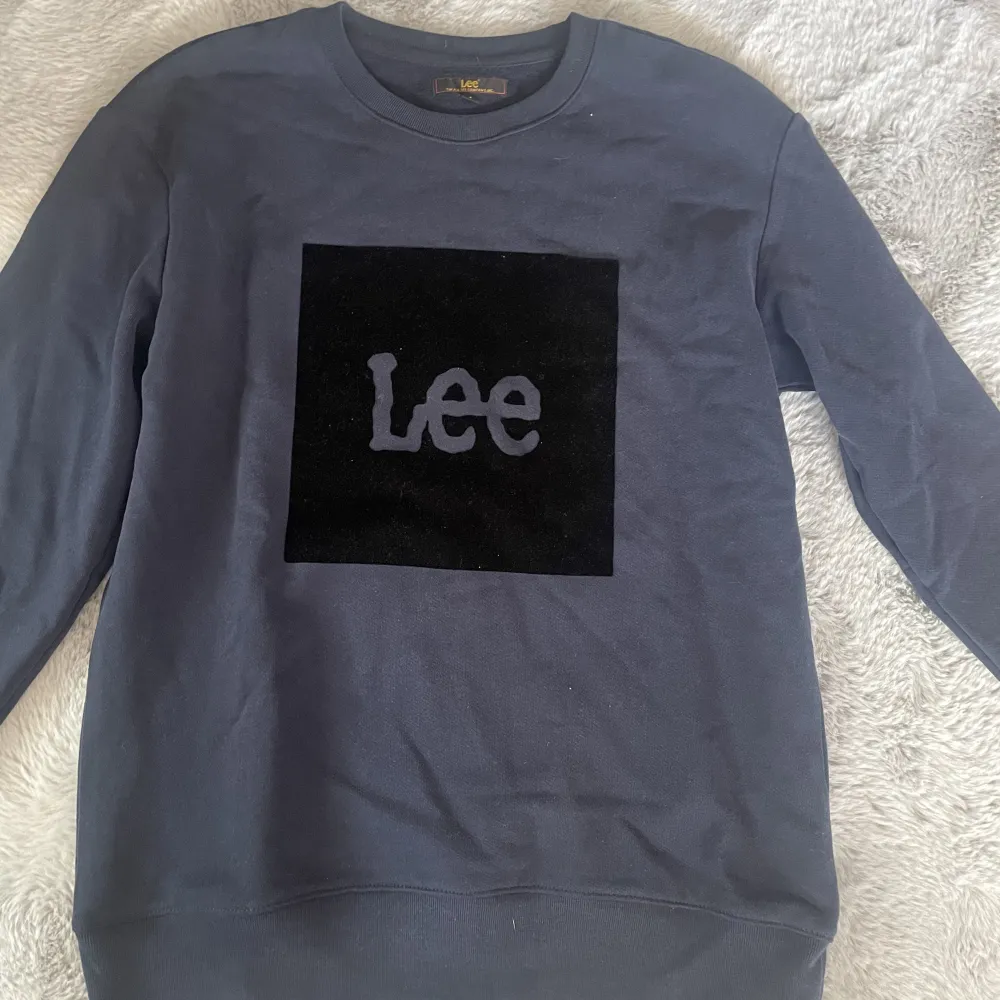 Sweatshirt från Lee som aldrig använts den har bara hängt i garderoben pga inte passat mig . Hoodies.