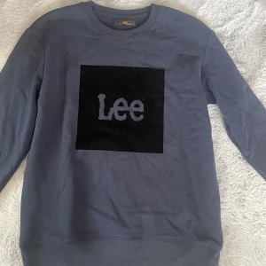 Lee sweatshirt  - Sweatshirt från Lee som aldrig använts den har bara hängt i garderoben pga inte passat mig 
