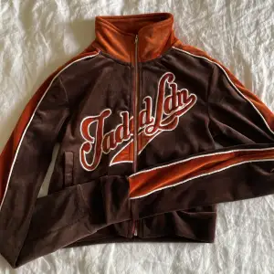 Velour zip-up tröja från Jaded London i storlek 32/xxs, använt ett fåtal gånger. 