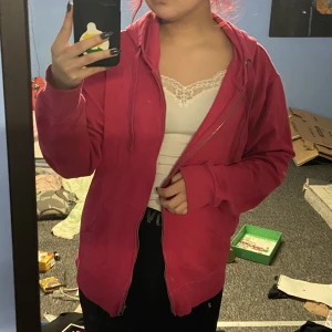 Rosa munkjacka stl XL - SÅ SKÖN munkjacka jag köpte från second hand förra året men som inte kom till så mycket användning ja trodde den skulle. Nyskick å verkligen supermjuk. 100kr