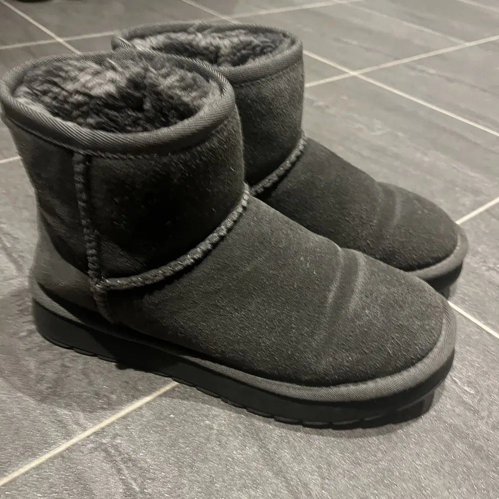 Säljer dessa jättefina gråa ”uggs liknande skorna” från skopunkten. Köpta i år men kommer tyvärr inte till användning. Köpta för 550 säljer för 250kr💗. Skor.