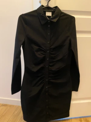 Klänning vila strl S - 150kr - Klänning från vila med tag kvar. Inte kommit till användning. 150kr 