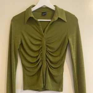 Gina tricot topp / festtopp - Jättefin topp från Gina från förra våren. Använd en gång. Säljer pga för liten för mig. Lite glittrig. Pris kan disskuteras. 