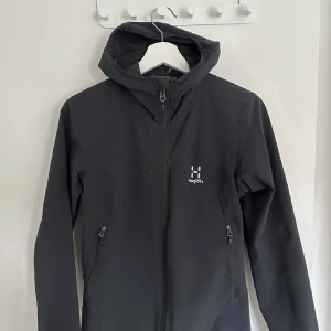 Haglöfs jacka DAM - Säljer en väldigt fin Haglöfs jacka i storlek M. Väldigt bra skick och jag säljer den pga fel storlek då den kom i dam och inte herr.