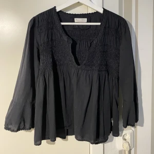 Odd Molly Topp - Mörk grå odd Molly topp i bra skick.