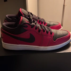 Jordan 1 Low Reverse Bred - Säljer mina jordan 1s som är köpta från SNS för cirka 2år sedan. Kan mötas upp i centrala Stockholm. De går för ca 1600kr på Stock x, så säljer för 550kr.