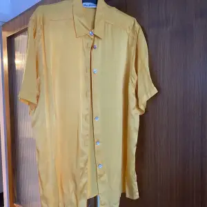 Gul kortärmad sidenskjorta i lyxigt material 