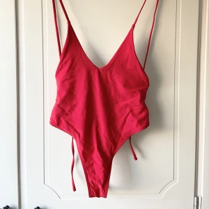 Baddräkt  - Ska flytta 20 mars. Det som inte är sålt tills dess kommer jag skänka bort. Därav det billiga priset. Betalning via swish.