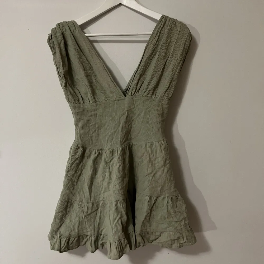 En grön klänning från ASOS. Original pris 319kr. Finns fortfarande på hemsidan. Endast använd en gång. . Klänningar.