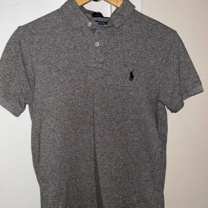 Polo Ralph Lauren pikétröja  - Säljer denna polo Ralph Lauren pikétröja som är i ett väldigt gott skick. Modellen är slim fit. Har även i andra färger. Vid köp av flera, kan ni få ett bättre pris. Har ni några funderingar är det bara att höra av er.