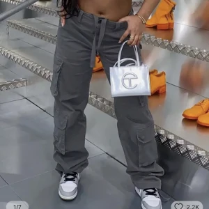 Cargopants - Säljer dessa grå cargobyxor jag köpte från AliExpress som tyvärr var alldeles för små, stl M men sitter som en s/xs, köpte för 380 kr, säljer för 150 kr, skriv privat för egna bilder mm