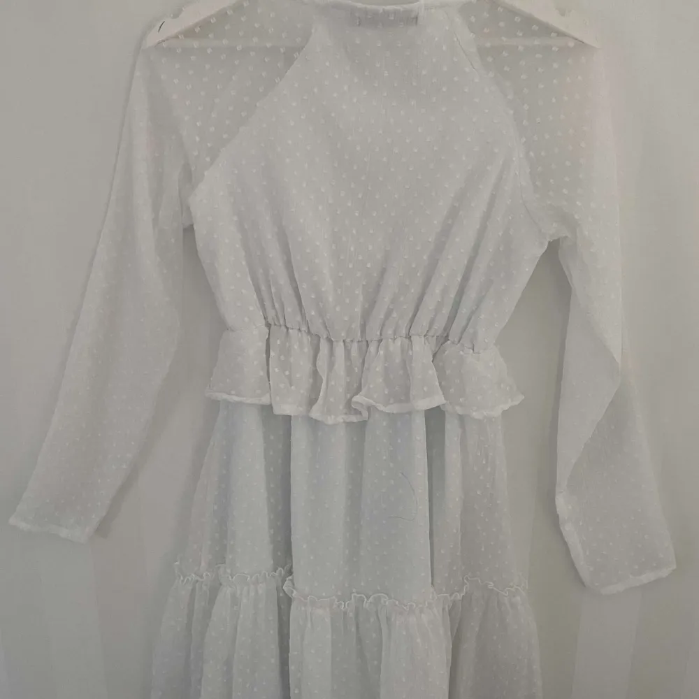 Säljer denna vita klänningen åt en kompis, perfekt på student/skolavslutning/midsommar💘 så fin från nakd, knappt använd!. Klänningar.