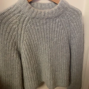 Stickad tröja - Säljer denna jättefina tröja från HM i alpacka-mix, knappt använd och därför i nyskick💞💞nypris 500kr