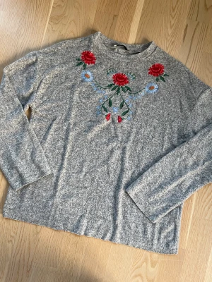Superfin och skön tröja från Zara i stl S - Fin och skön tröja från zara i stl S! Mycket fint skick, knappt använd!   Pris 50:- + porto   Kan mötas i Uppsala om man bor här! 