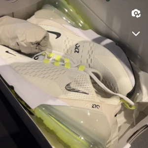 Nike skor  - Säljer dessa skor,ingen användning. Använda 2 gånger helt nyskick. Nypris 1800. Säljer för 1500. Eller köp snabbt för 1200.