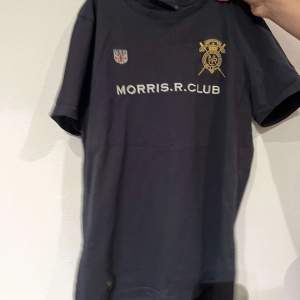 mörkblå Morris at-shirt i stl Medium, passar även S. I jätte fint skick och använd ett fåtal gånger. Kan frakta. 