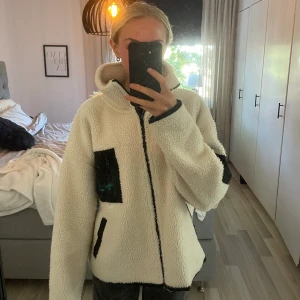 Teddyjacka - Säljer min superfina teddyjacka köpt från Zalando i storlek XS. Mycket fint skick, säljer då den inte längre kommer till användning.❤️ Köparen står för eventuell frakt!