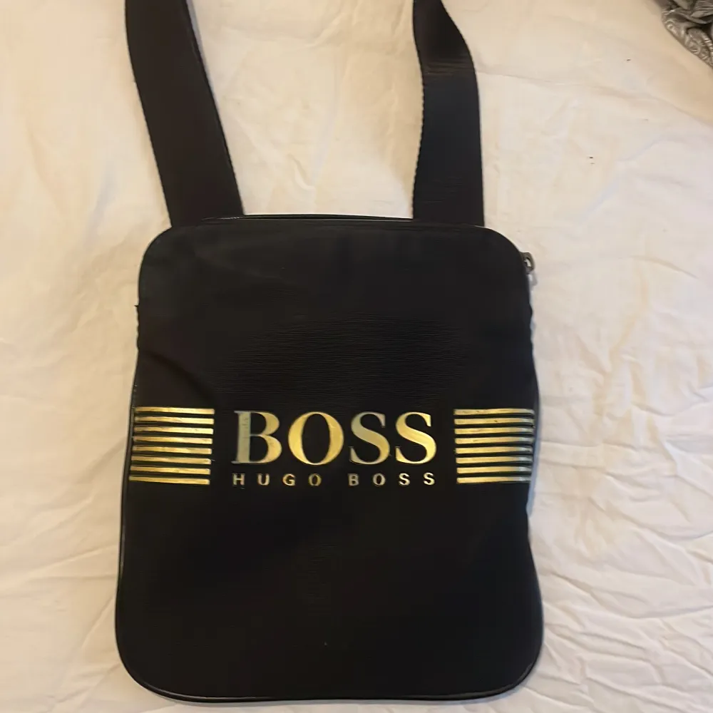 Hej jag säljer min Hugo boss väska jag använder den inte längre och jag har haft den länge . Väskor.