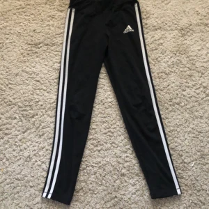 Adidasbyxor  - Säljer några Adidasbyxor som jag aldrig har Använt 