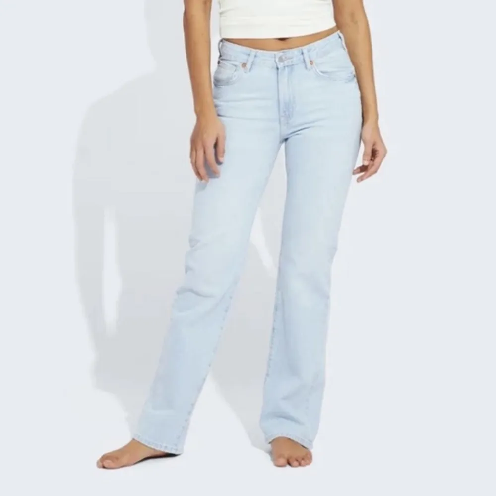 Säljer mina Low waist jeans från bikbok, lite slitna längst ner vid benen men annars i fint skick. Hör av dig för fler bilder.💓. Jeans & Byxor.