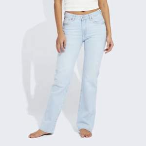 Säljer mina Low waist jeans från bikbok, lite slitna längst ner vid benen men annars i fint skick. Hör av dig för fler bilder.💓