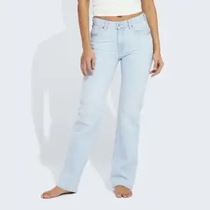Säljer mina Low waist jeans från bikbok, lite slitna längst ner vid benen men annars i fint skick. Hör av dig för fler bilder.💓