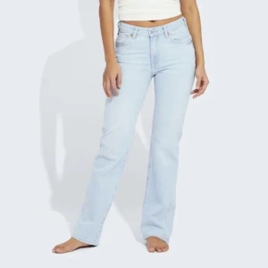 Bikbok Low straight jeans - Säljer mina Low waist jeans från bikbok, lite slitna längst ner vid benen men annars i fint skick. Hör av dig för fler bilder.💓