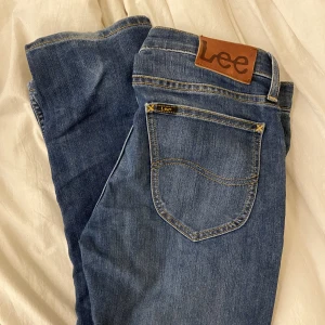 Lee Jeans  - jeans som inte kommer till användning. Bra skick köpta secondhand. Vet tyvär Inte storleken och vågar inte gissa på jeans. Jag är 157 cm lång och dom är lite långa för mig. Var ofta 36 i byxor och på mig sitter dom ju lite löst.Skriv gärna för bild/info 💞