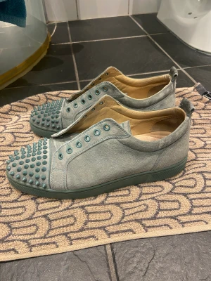 Christian Louboutin  - Söker byten på mina louboutins. Helst mot svarta eller gråa men skriv vad ni har. Kan även säljas för 3500. Snören är på nu jag tvättade dem bara. Ingen box tyvärr.