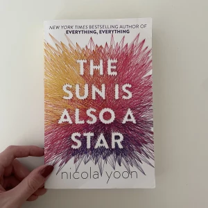 The sun is also a star  - Säljer denna bok då jag inte får användning för den! Den är i begagnat skick. Köparen betalar för frakten och katt finns i hem 🏠 Använd helst safepay 💖