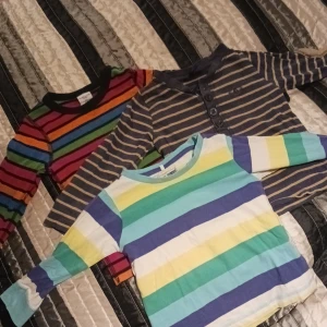 3 tröjor barn - 1 flerfärgad randig i storleken 92, 1 mörk randig i storlek 86-92, och 1 grönrandig i storlek 86. Oanvänt skick.