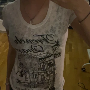 T shirt - As snygg t-shirt jag köpte second hand men tyvärr inte kommer till användning längre💞storlek L men i barn så ca xs-s vanlig