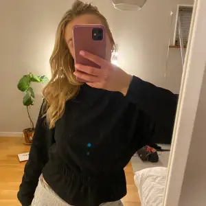 Jättefin blus med volang från Gina tricot som inte kommer till användning 💕volang längst ner. jättebra skick, strlk xs