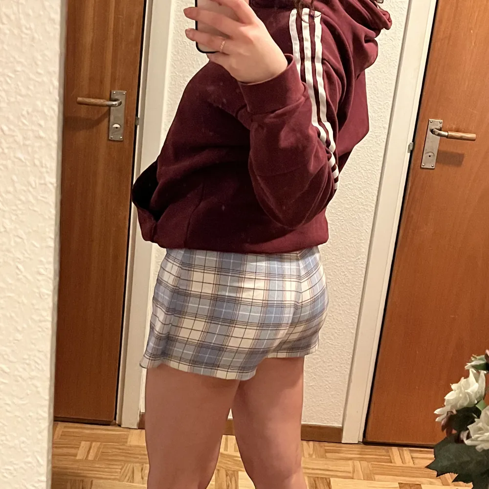 rutig kjol med shorts där bak 🤍. Kjolar.