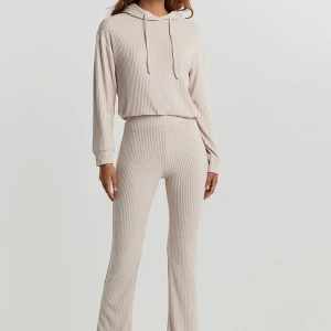 Mjukisset  - Säljer detta mjukisset från Gina tricot. Byxorna är i storlek XS och tröjan i storlek S.   Setet är i använt skick därav det lägre priset.