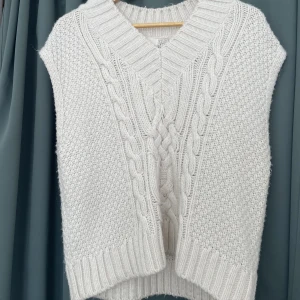 Stickad väst  - Jättemysig & oversized! Storleken är XS men beroende på hur du vill att den ska sitta så skulle jag säga att den passar upp till strl M<3