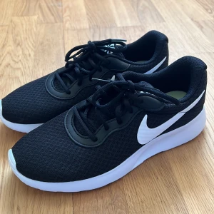 Nike skor - Säljer mina nyinköpta Nike tanjun då dem var för små så dem är helt nya enbart testade! Priset kan diskuteras💕 Små i storleken då jag har sotrlek 40 men du som har storlek 39/38 hade lätt kunnat ha dem!💕Vill ni har fler bilder så går det absolut att lösa💕