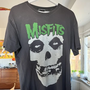 T-shirt med Misfits-tryck - Asfet Vailent T-Shirt. Inga tecken på användning.