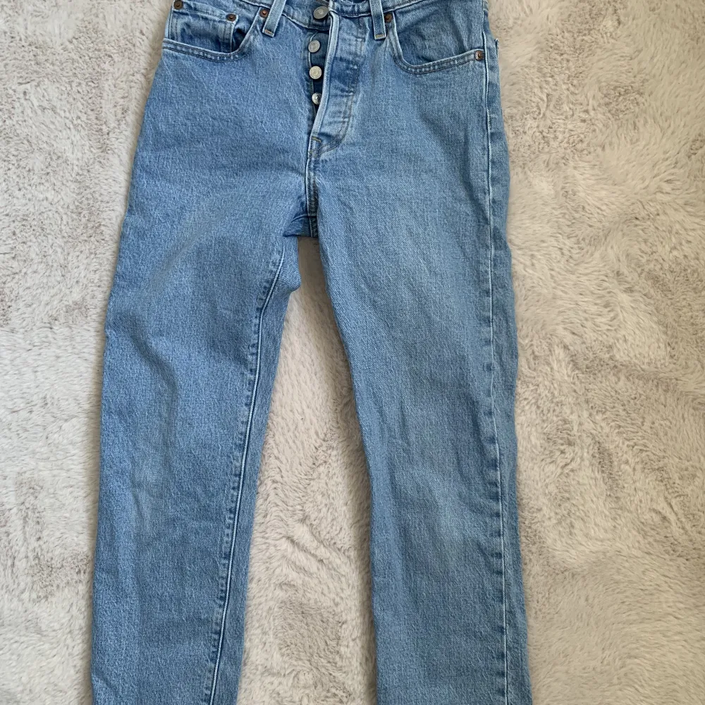 Jeans från levis i strl 24/26, skulle säga att de passar om man är straxt under 160, använda men inte särskilt slitna💘pris diskuterbart . Jeans & Byxor.